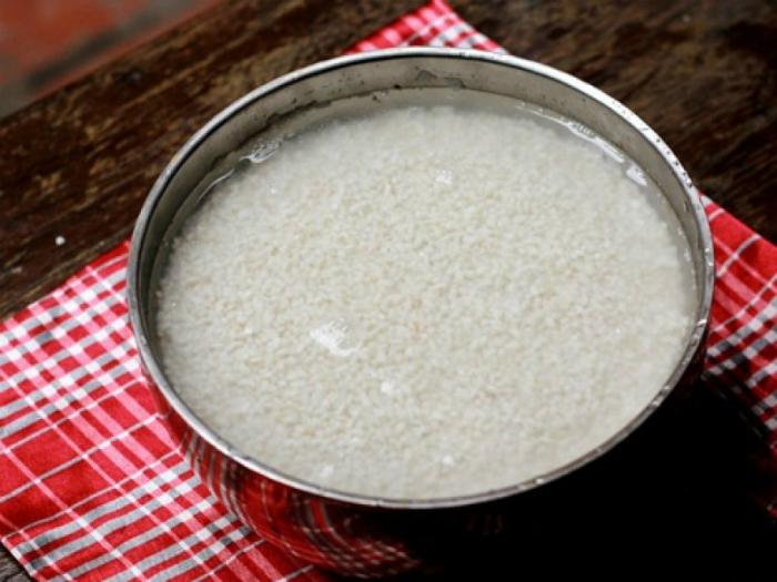Cách làm bánh ú: Đầu tiên cần ngâm gạo nếp thật kỹ để món bánh ú ngon hơn nhé! Cách làm bánh ú: Đầu tiên cần ngâm gạo nếp thật kỹ để món bánh ú ngon hơn nhé!