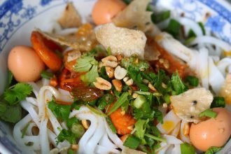 Cách nấu mì Quảng gà