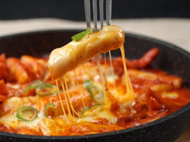 Tổng hợp 4 cách làm tokbokki đậm chất Hàn Quốc, ăn là ghiền - Món Ngon ...