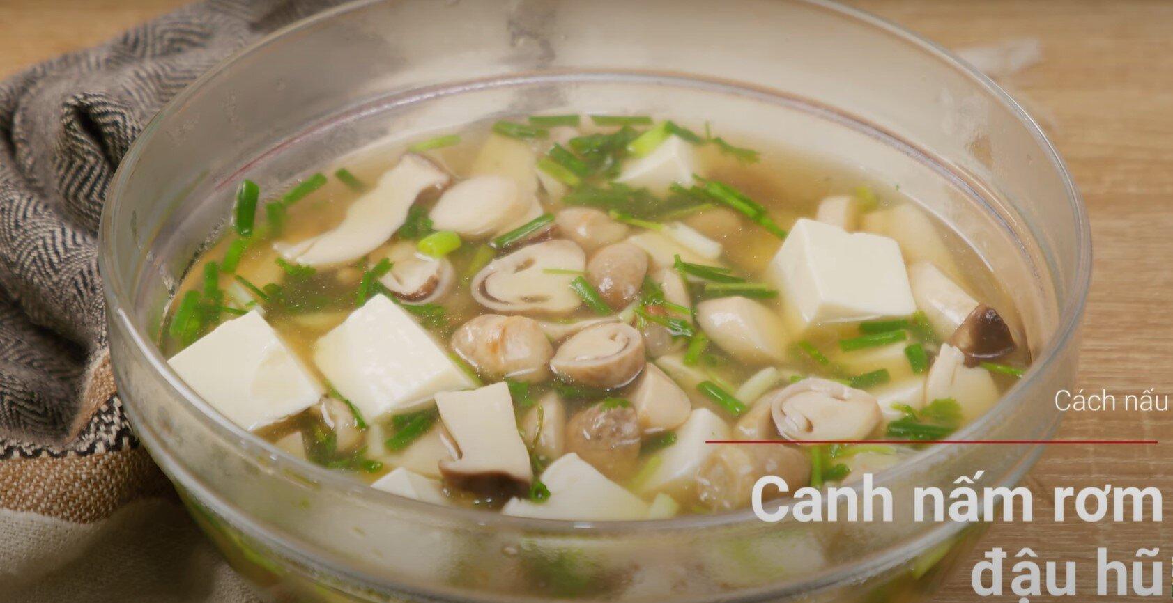 Chia sẻ cách làm món canh nấm rơm đậu hũ chay cho mùa Vu Lan sắp tới
